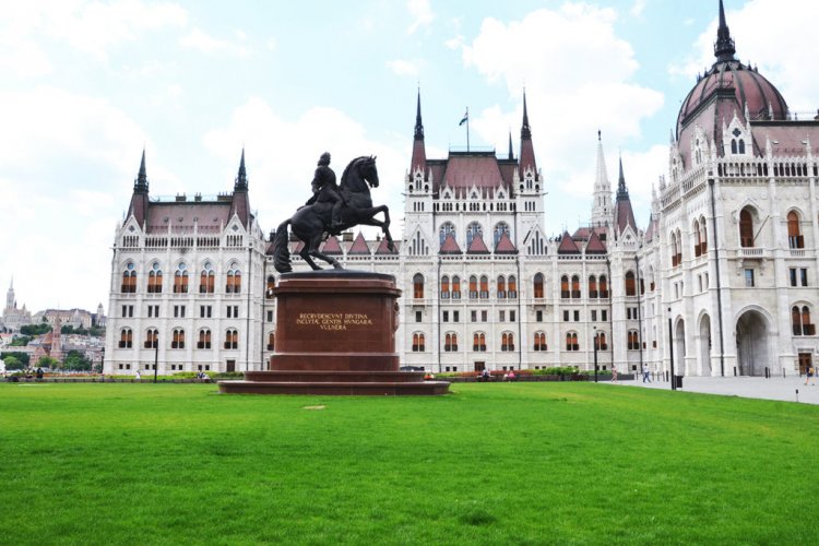 Tavaszi-Szel-song-in-memory-of-the-fallen-soldiers-of-Hungary-in-World-War-I---Hungarian-Parliament